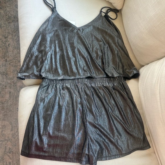 NWT BB Dakota Jack Metallic Romper Size Large Silver Shimmer Ruffle Overlay - Picture 6 of 6